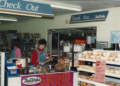 Check-out-cashier-